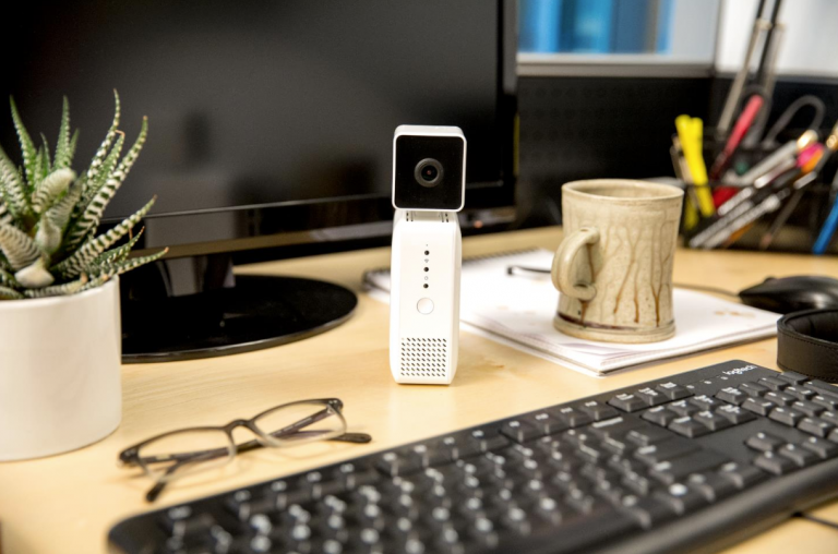 Technoloty News :  Amazon starts shipping its $249 DeepLens AI camera for developers .