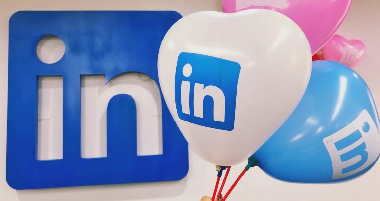 Technoloty News :  LinkedIn expands its generative AI assistant to recruitment ads and writing profiles .