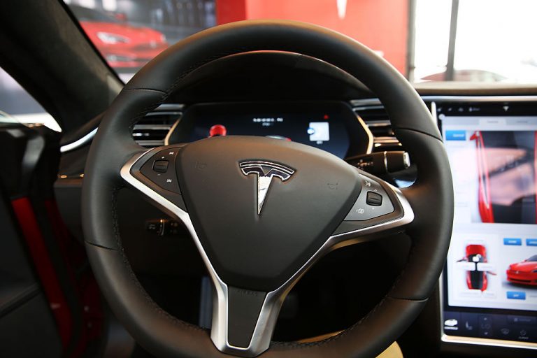 Technoloty News :  No one behind the wheel in deadly Tesla crash Saturday night, say authorities .