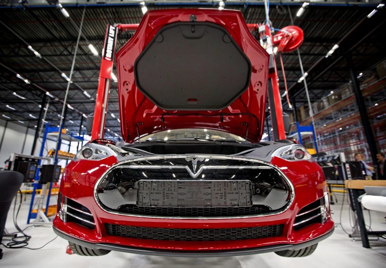 Technoloty News :  Tesla reportedly made deal to open a manufacturing facility in Shanghai .