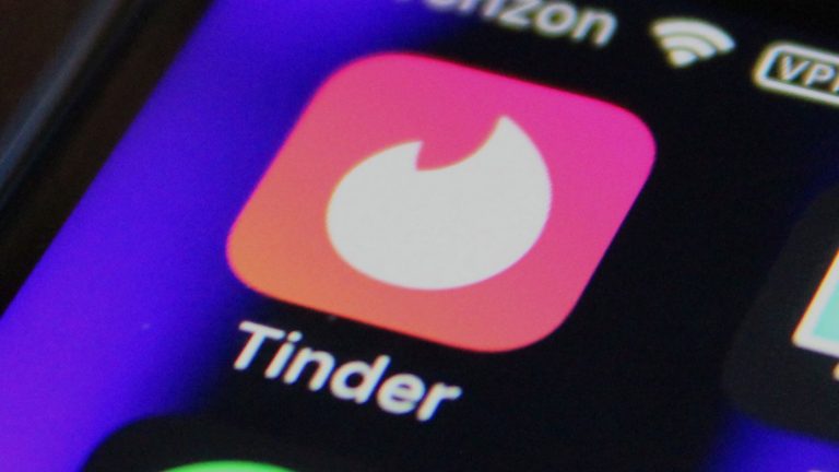 Technoloty News :  Tinder goes ultra-premium, Amazon invests in Anthropic and Apple explains its new AirPods .